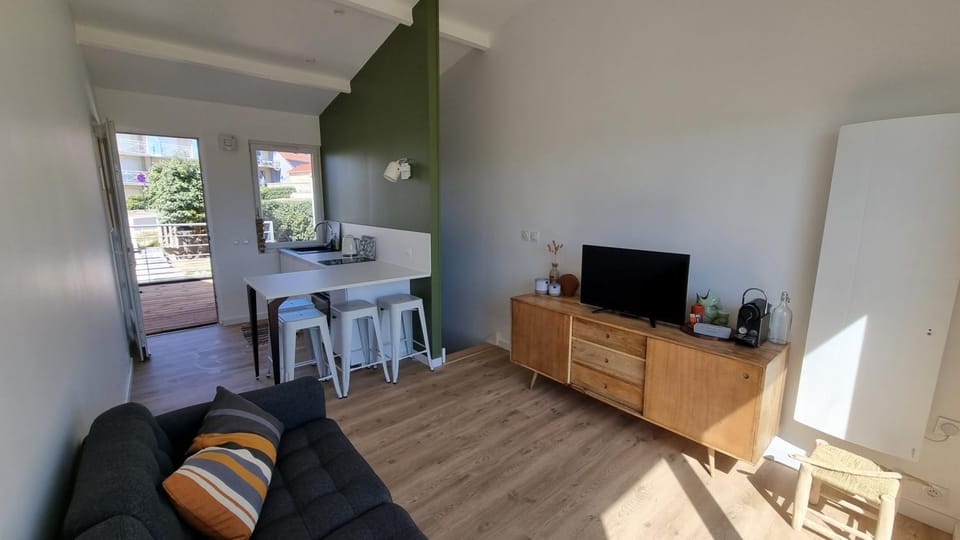 Communal lounge/ TV room, Seating area, kitchen
