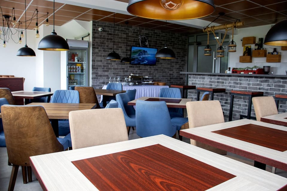 Restaurant/places to eat, Lounge or bar