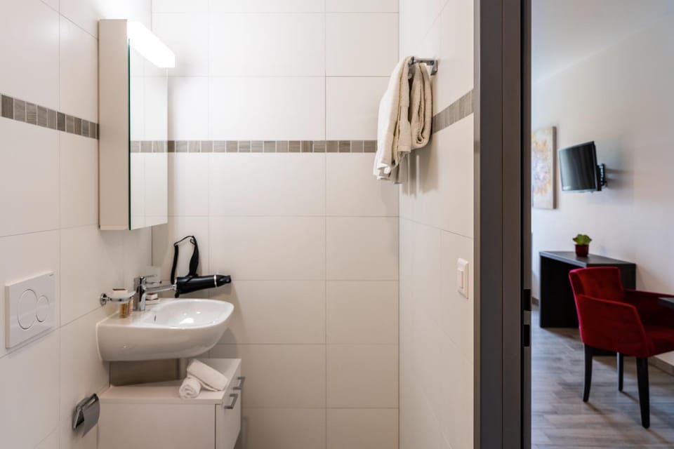 Shower, Toilet, Bathroom, towels