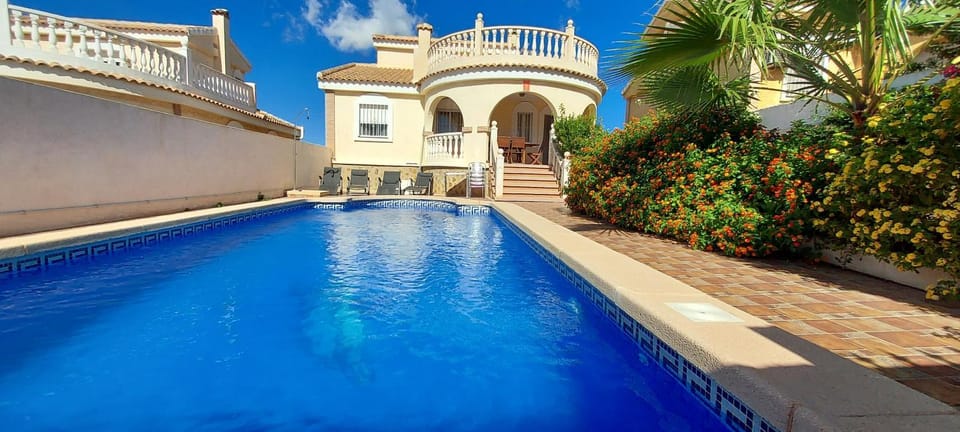Property building, Day, Pool view, Swimming pool, sunbed