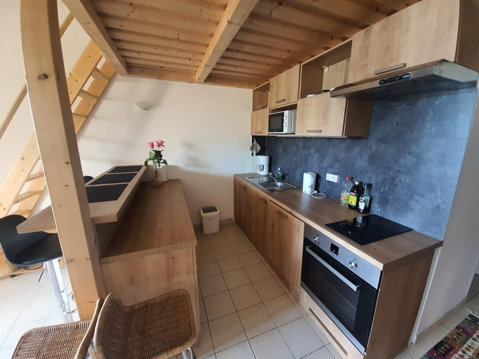 Communal lounge/ TV room, Coffee/tea facilities, Living room, stove, kitchen, air conditioner