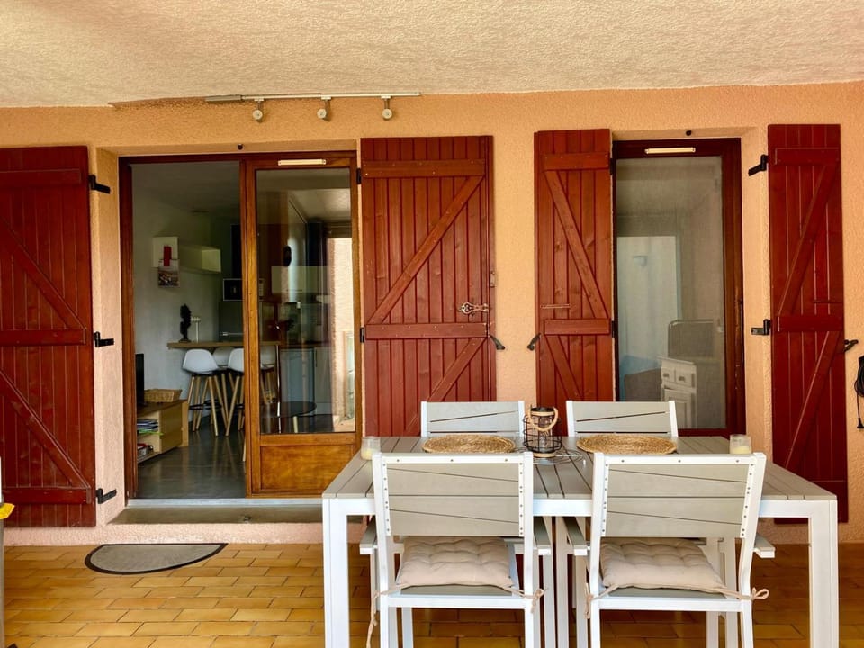 Patio, Dining area