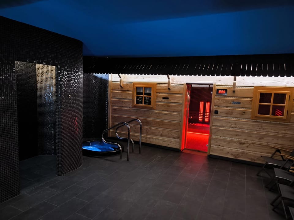 Shower, Sauna, Spa and wellness centre/facilities