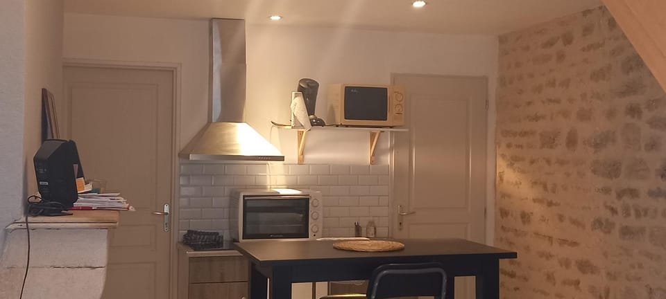 Kitchen or kitchenette, Dining area, minibar