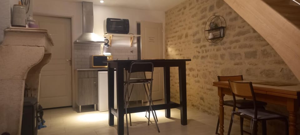 Kitchen or kitchenette, Dining area, minibar