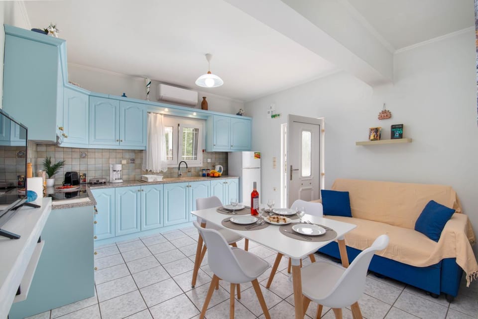 Kitchen or kitchenette, Living room, Dining area, oven