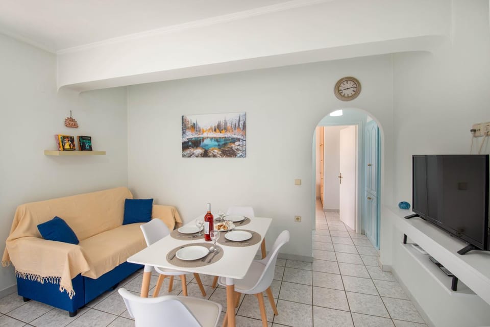 Communal lounge/ TV room, TV and multimedia, Living room, Seating area, Dining area