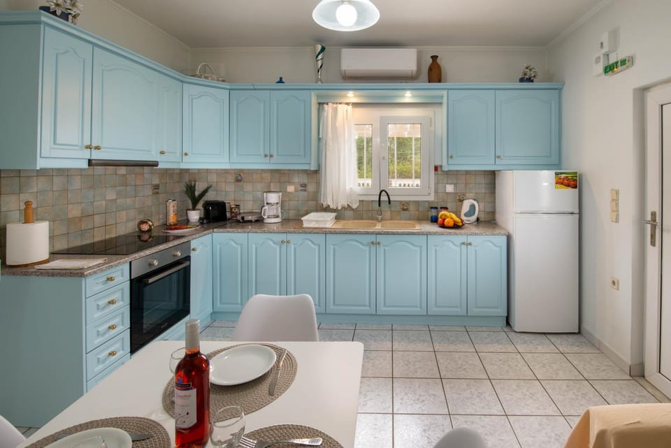 Coffee/tea facilities, Kitchen or kitchenette, Dining area, oven, toaster