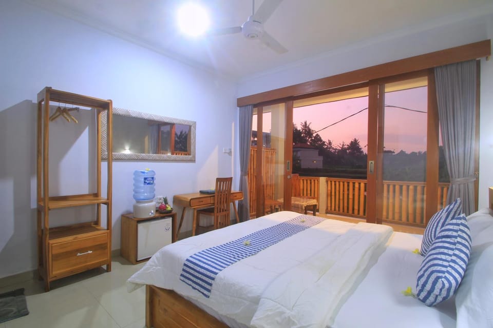 Photo of the whole room, Sunrise