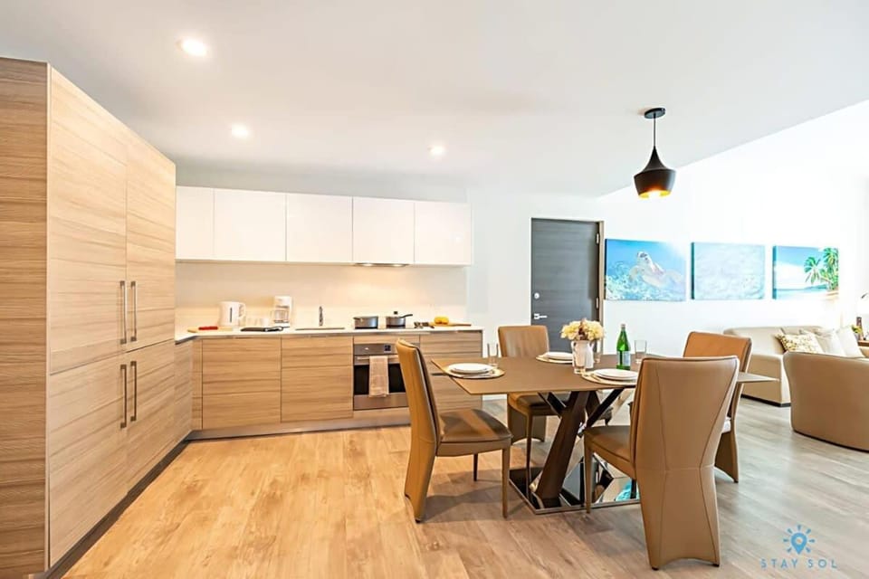 Rooftop Pool, Broad-walk & Near Beach Apartment in Hollywood Beach