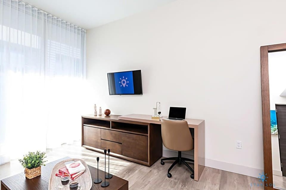 Rooftop Pool, Broad-walk & Near Beach Apartment in Hollywood Beach