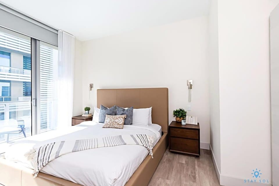 Rooftop Pool, Broad-walk & Near Beach Apartment in Hollywood Beach