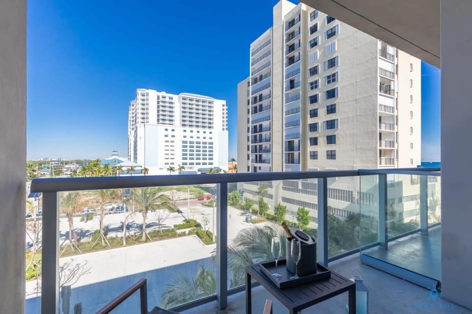 5 Tropical Oasis ROOFTOP infinity POOL Hot Tub on Hollywood Boardwalk Apartment in Hollywood Beach