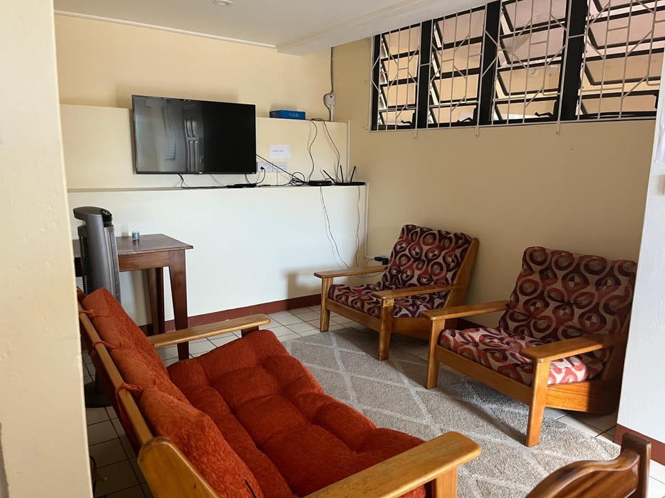 Communal lounge/ TV room, TV and multimedia, Living room, Seating area, Evening entertainment