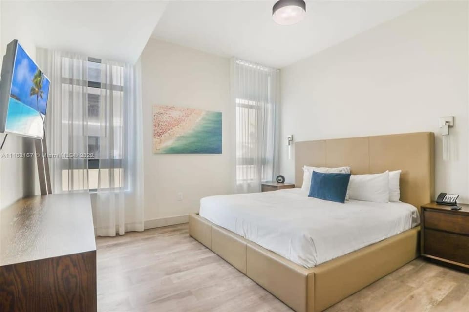 Rooftop Pool - Hot Tub - Gym - Near Beach Apartment in Hollywood Beach