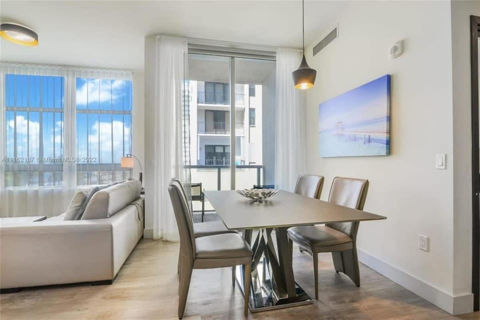 Rooftop Pool - Hot Tub - Gym - Near Beach Apartment in Hollywood Beach