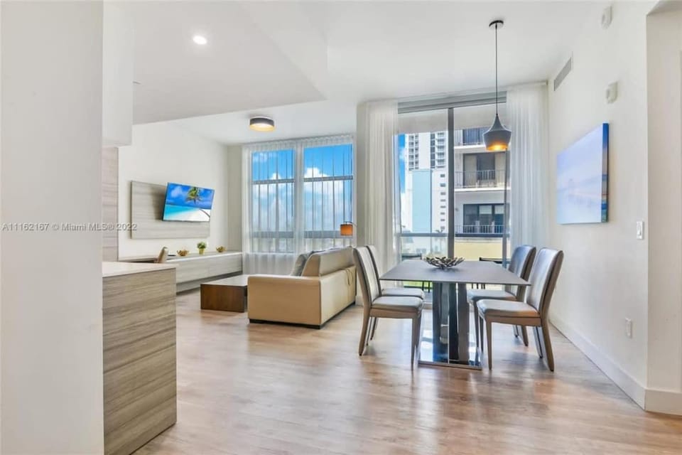 Rooftop Pool - Hot Tub - Gym - Near Beach Apartment in Hollywood Beach
