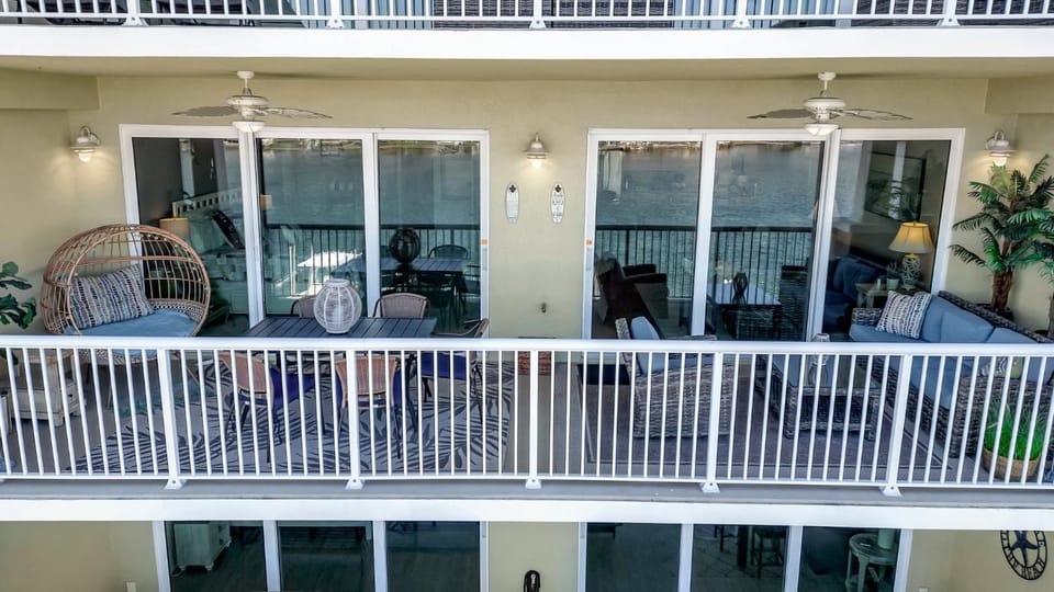 Waterfront -3BR - 2Kings -Pool Balcony - Beach Apartment in Clearwater Beach