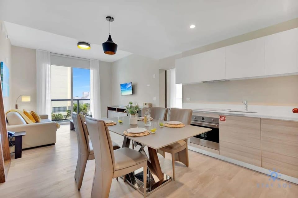 Rooftop Pool - Balcony - Hollywood Beach - Gym Apartment in Hollywood Beach
