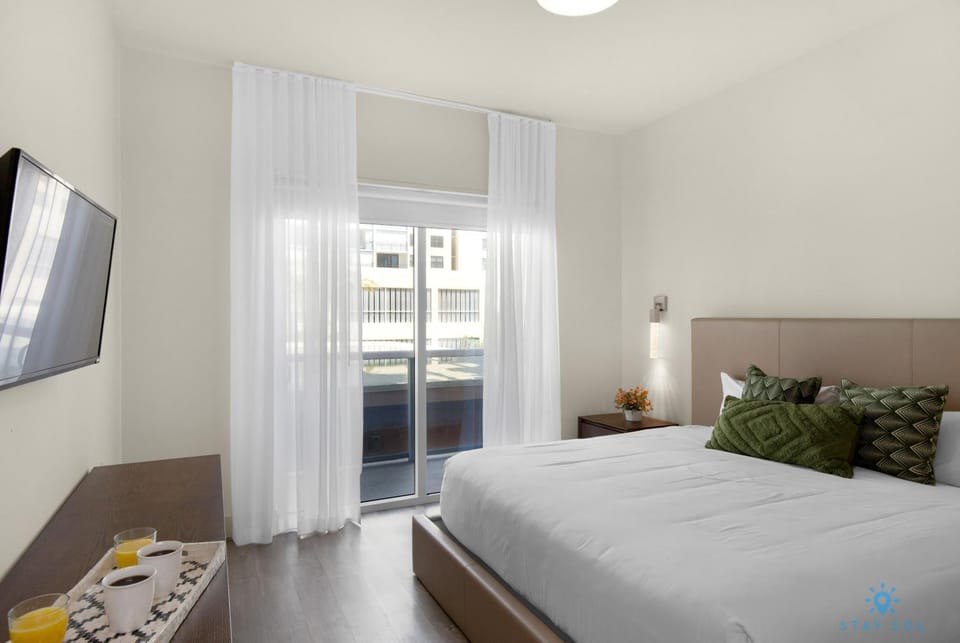 Rooftop Pool - Balcony - Hollywood Beach Boardwalk Apartment in Hollywood Beach