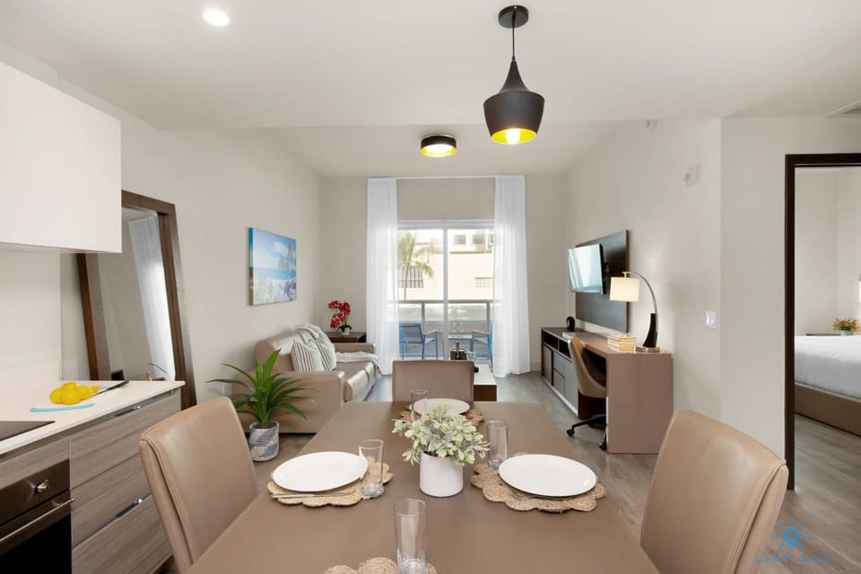 Rooftop Pool - Balcony - Hollywood Beach Boardwalk Apartment in Hollywood Beach