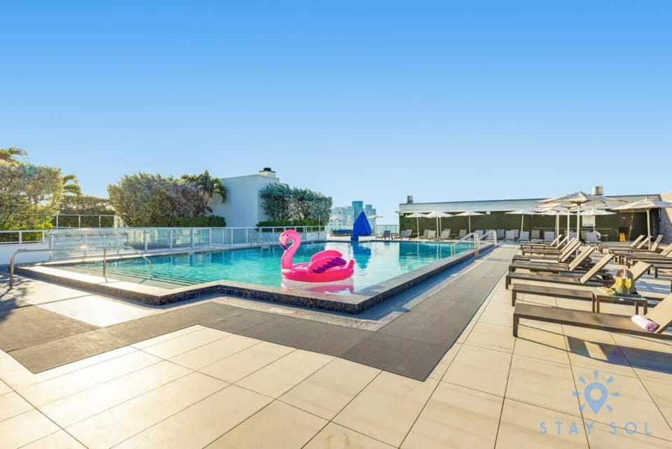 Hot tub & Rooftop pool - Near Beach House in Hollywood Beach