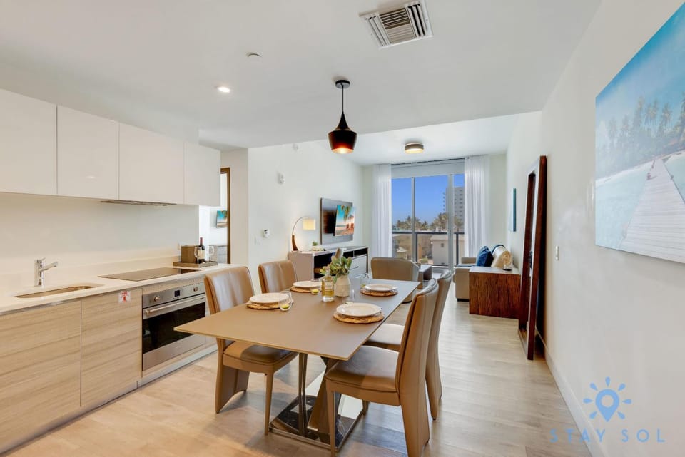 Ocean View - Balcony - Rooftop Pool - Hollywood Beach Apartment in Hollywood Beach