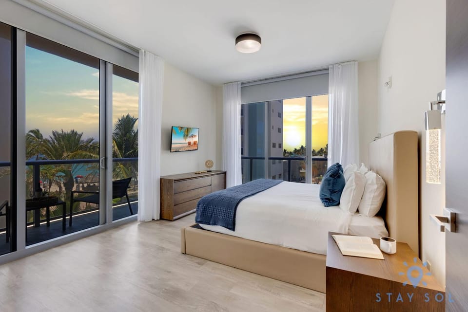 Ocean View - Balcony - Rooftop Pool - Hollywood Beach Apartment in Hollywood Beach