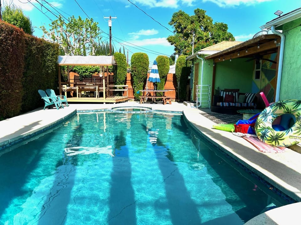 Endless summer in LA *HEATED POOL/HOT TUB/CABANA* House in Lake Balboa