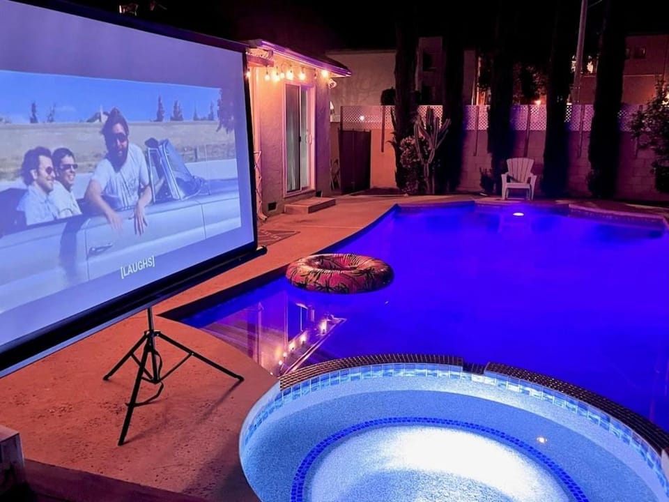 Endless summer in LA *HEATED POOL/HOT TUB/CABANA* House in Lake Balboa