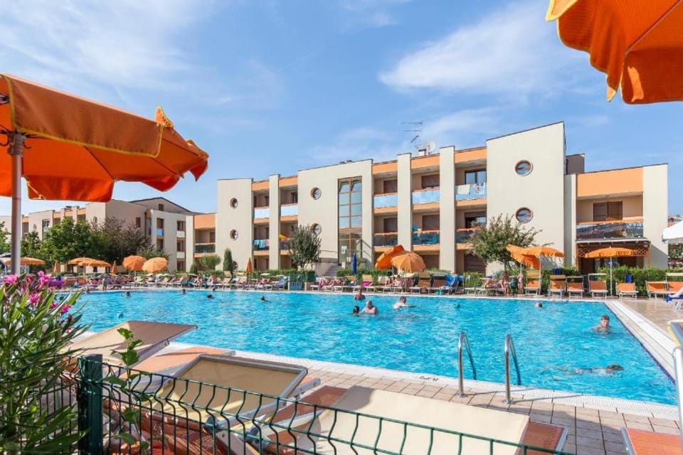 Swimming pool, sunbed