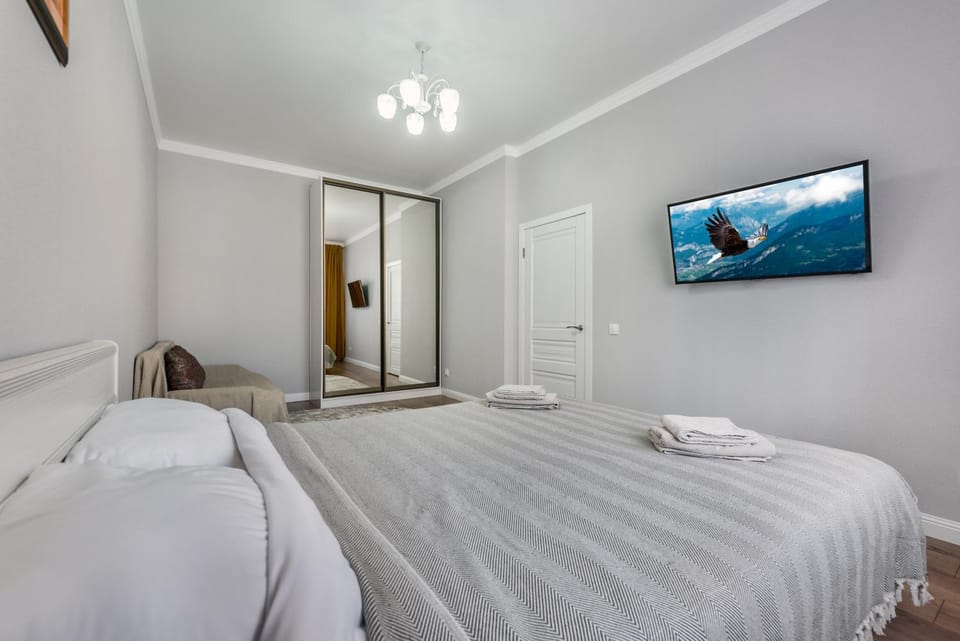 Bed, TV and multimedia, Photo of the whole room, Bedroom