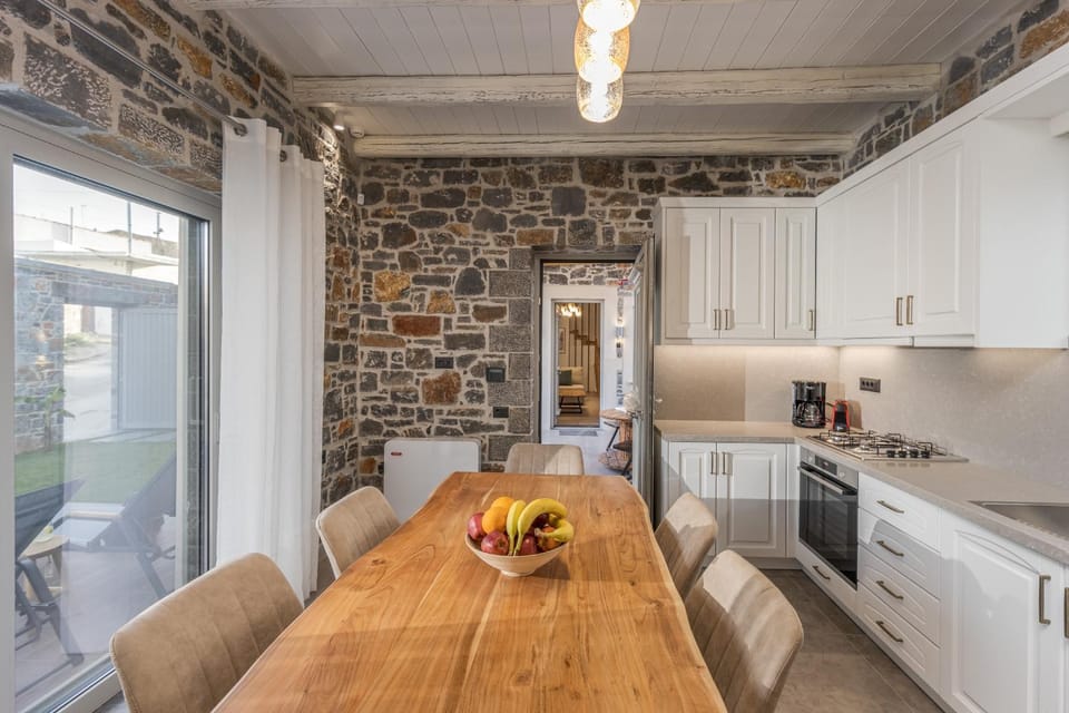 Kitchen or kitchenette, Dining area, dishwasher, pet friendly, stove, toaster