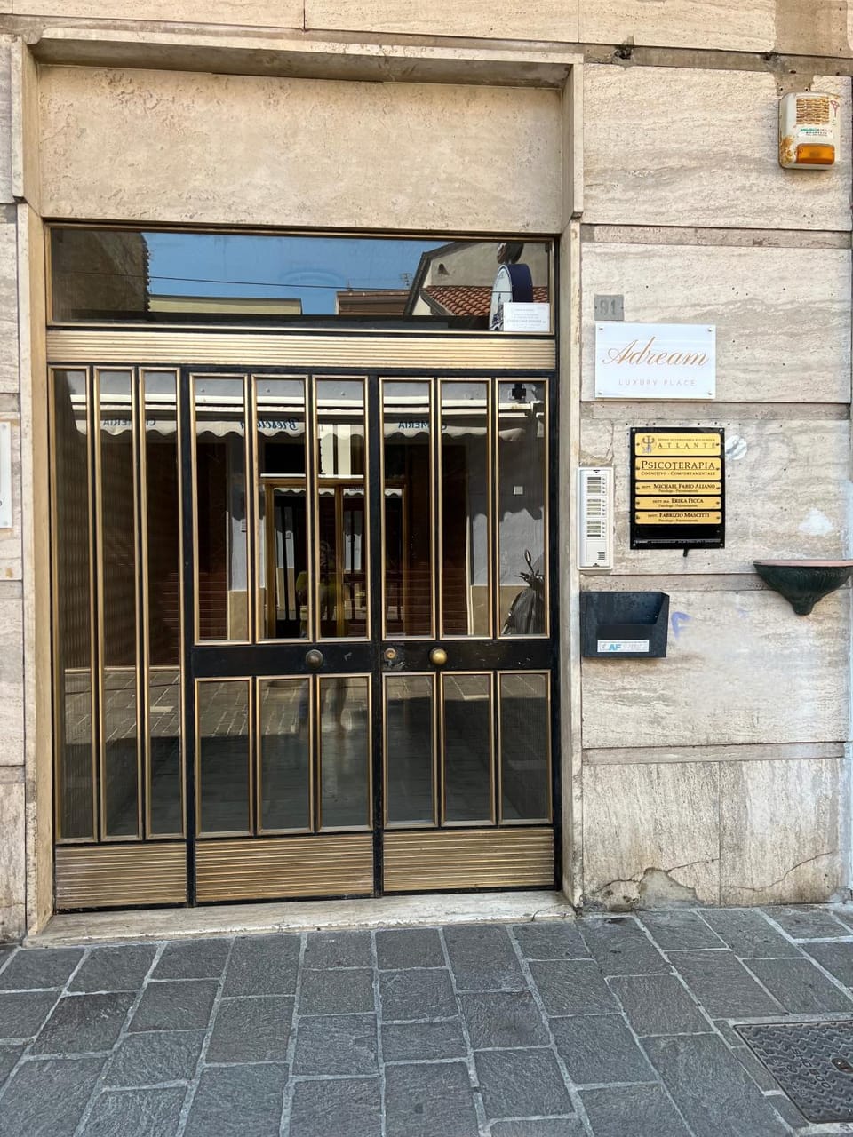 Facade/entrance