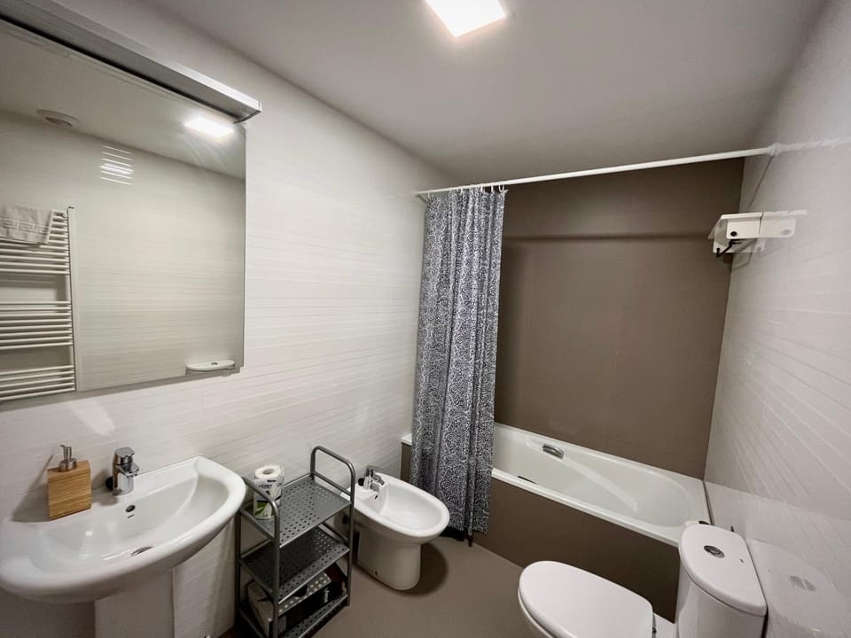 Shower, Toilet, Bathroom, Bath, bidet, towels