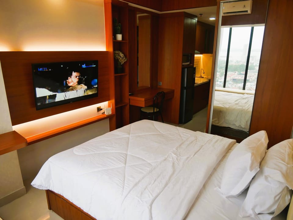 Photo of the whole room, Bedroom