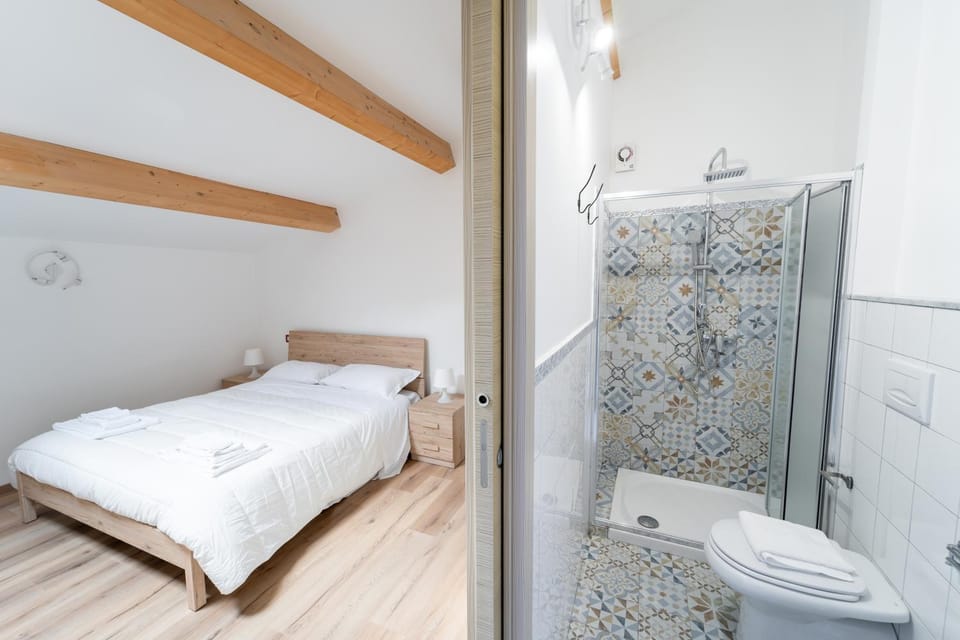 Bed, Bathroom, Photo of the whole room, Bedroom
