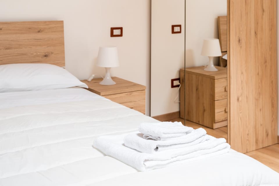 Bed, Bedroom, towels, wardrobe