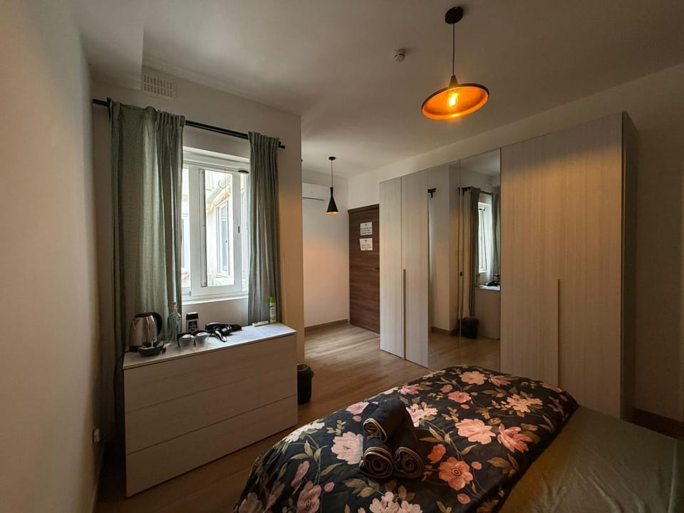 Airport Stay Comfortable accommodation with own bathroom Easy access Vacation rental in Malta