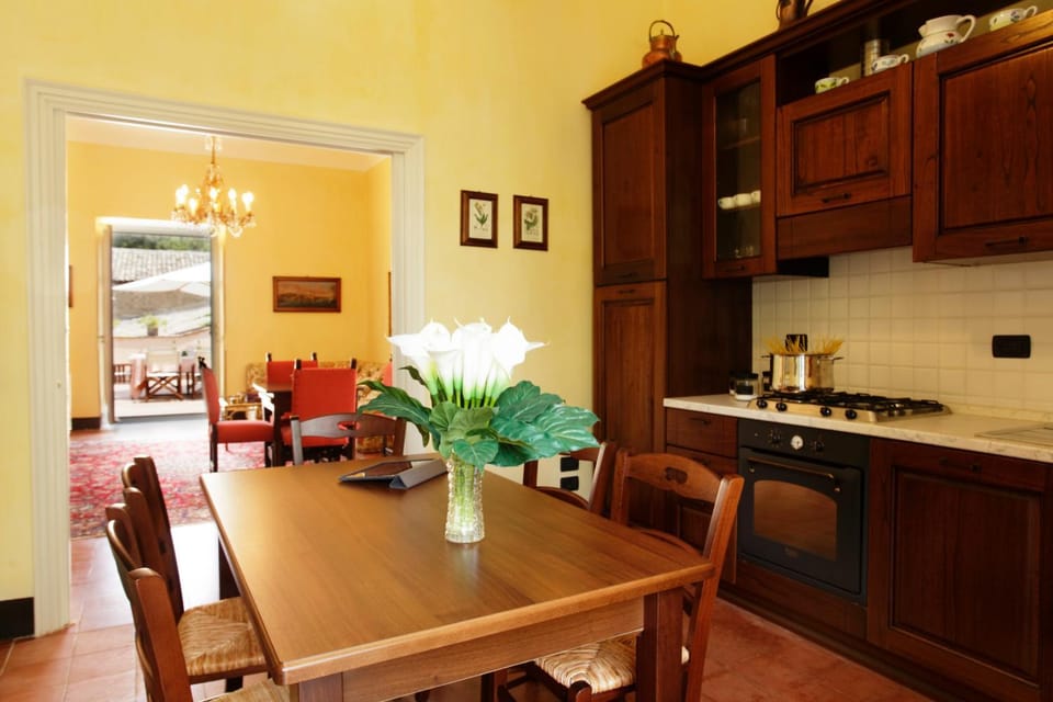 Kitchen or kitchenette, Living room, Seating area, Dining area, stove, kitchen