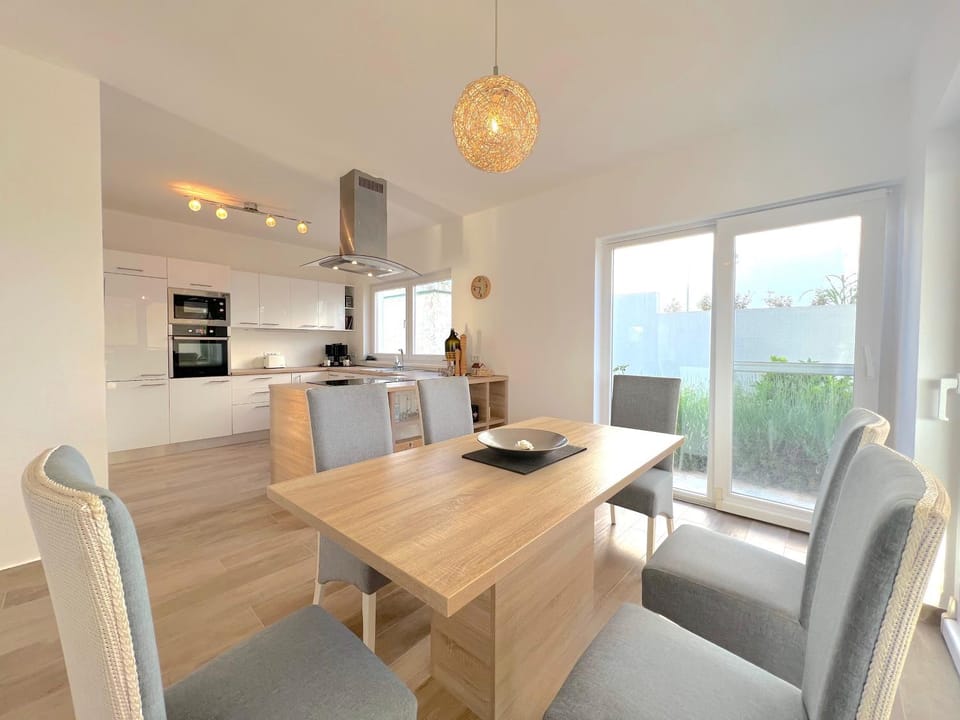 Dining area, kitchen