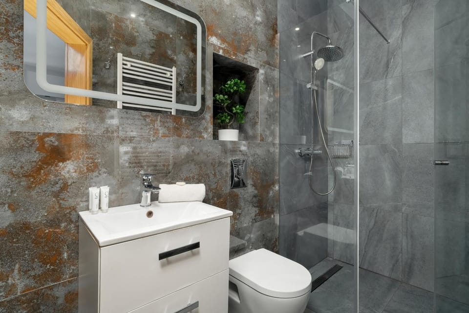 Shower, Toilet, Bathroom, towels