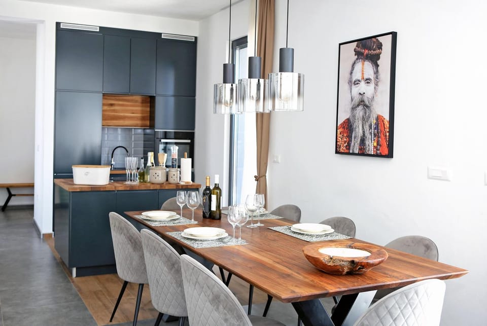 Kitchen or kitchenette, Dining area