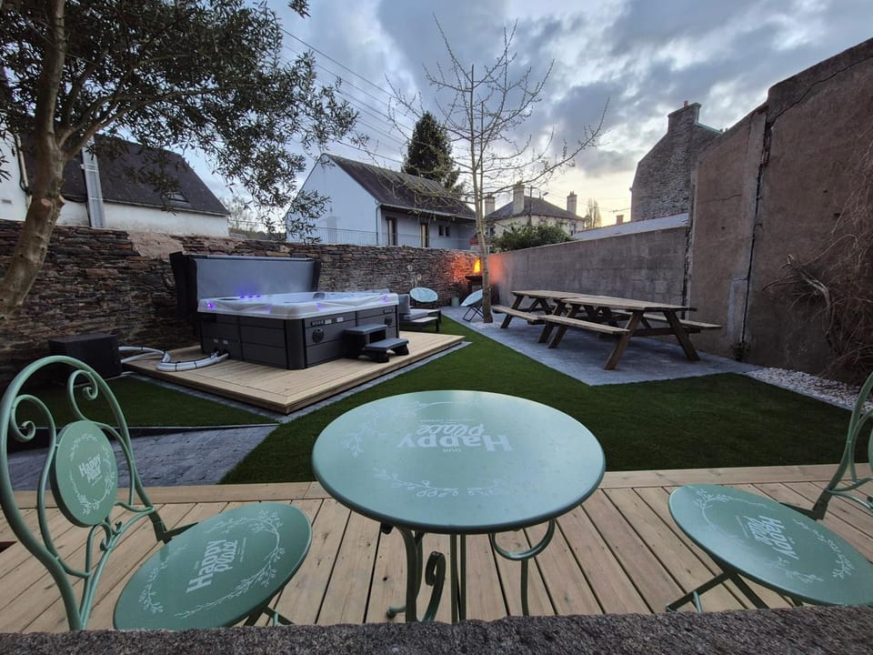 Grande maison de ville entre terre et mer avec Jacuzzi House in Brittany