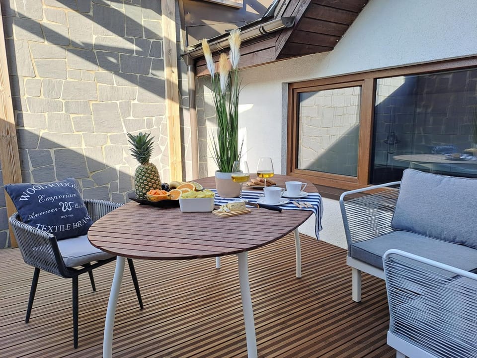 Patio, Day, Balcony/Terrace, Dining area, Food