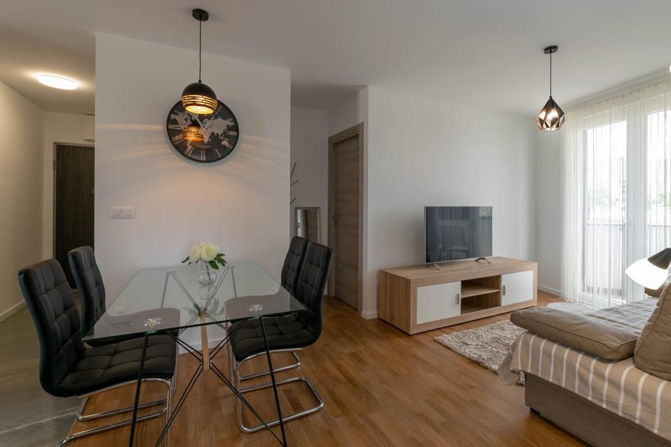 TV and multimedia, Living room, Seating area, Dining area