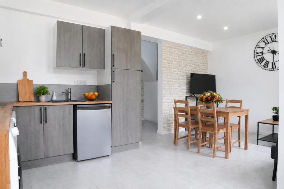 Dining area, kitchen