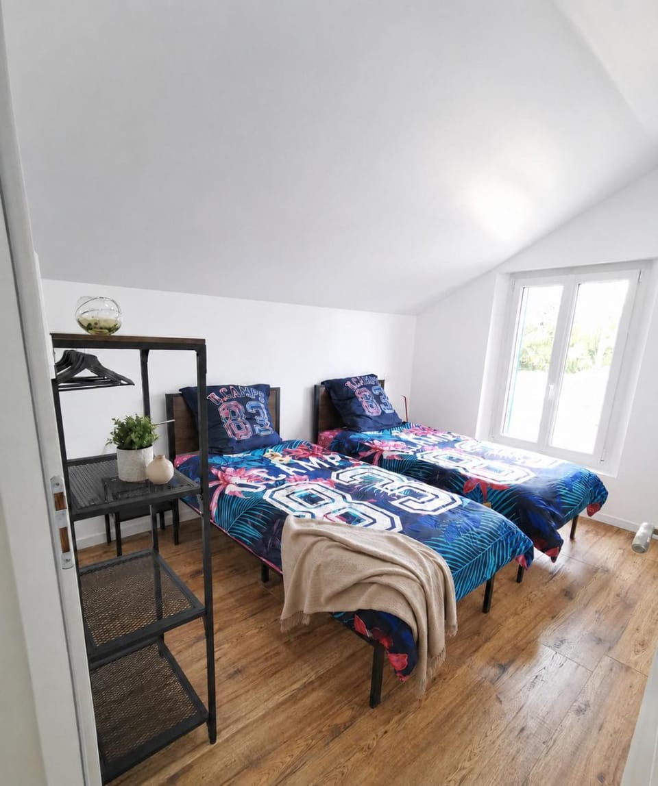 Photo of the whole room, Bedroom
