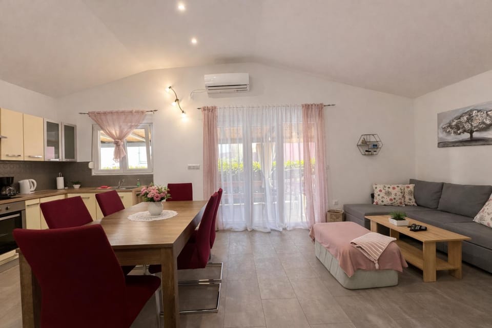 Kitchen or kitchenette, Living room, air conditioner
