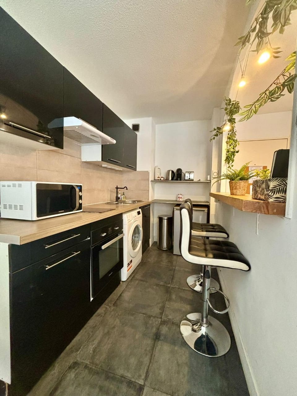 Coffee/tea facilities, Kitchen or kitchenette, microwave, oven, stove, toaster, washing machine, kitchen
